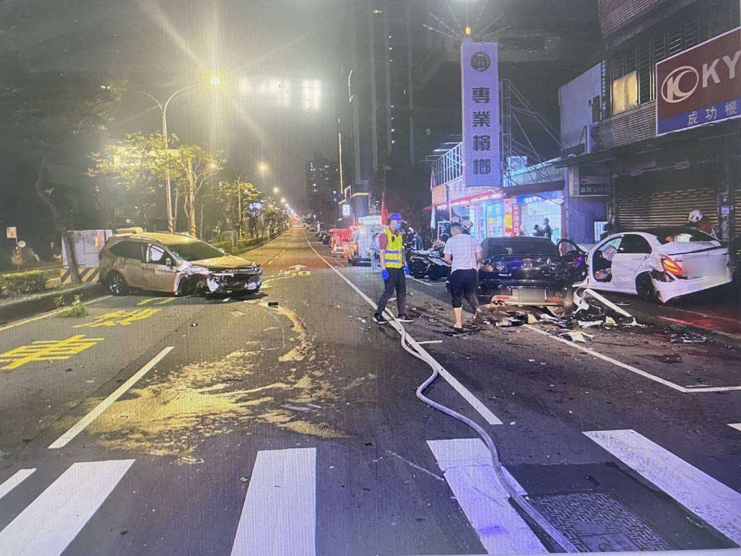 【有片】左轉車與直行車碰撞 車輛「原地大旋轉」畫面曝 598922