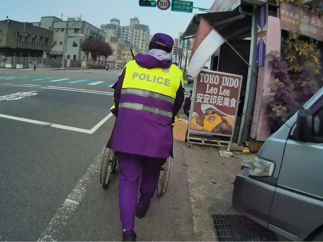 男子因1事路旁「倒退嚕」壢警暖心出手送返家 626565 2