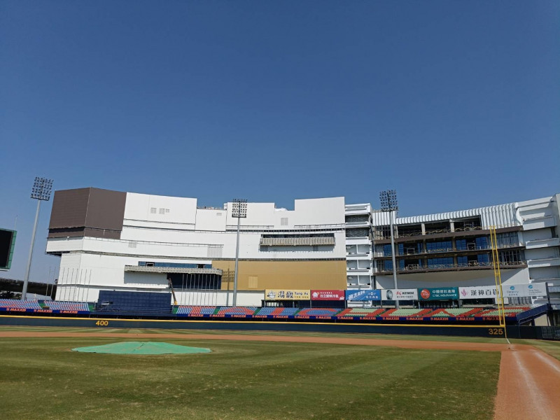 憂心吃球影響比賽 洲際球場外野「白色怪物」將改造