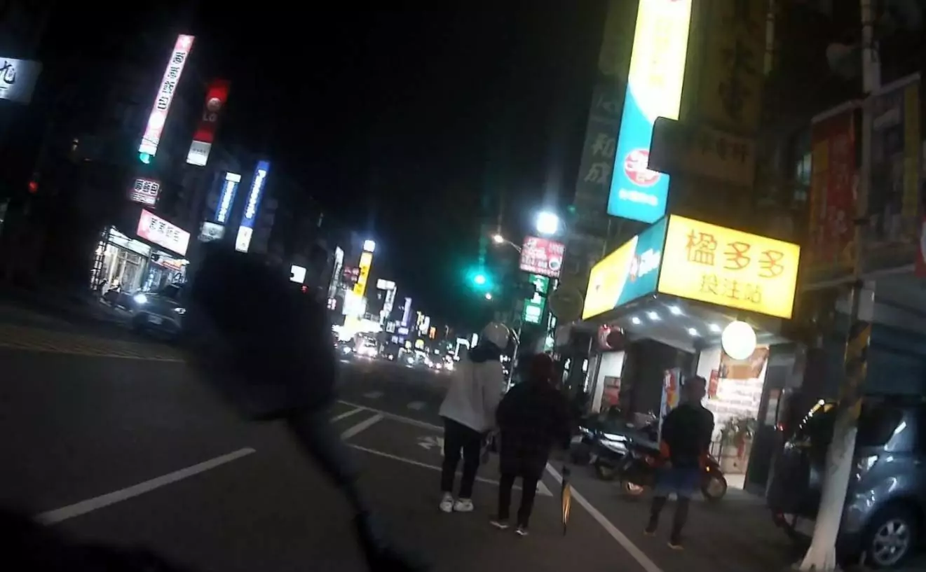 老婦散步體力不支 八德警暖心護送返家 老婦散步體力不支 八德警暖心護送返家