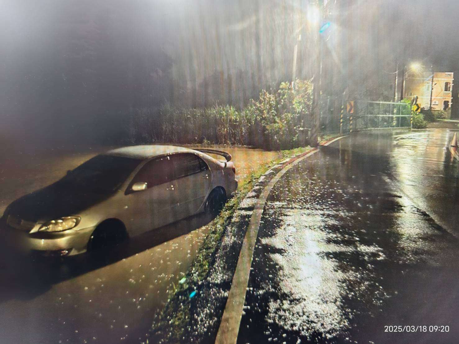 雨夜驚魂!八德女駕駛視線不佳誤駛田裡驚險脫困 761156 0