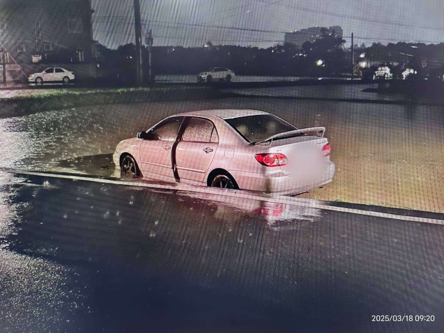 雨夜驚魂!八德女駕駛視線不佳誤駛田裡驚險脫困 761157 0