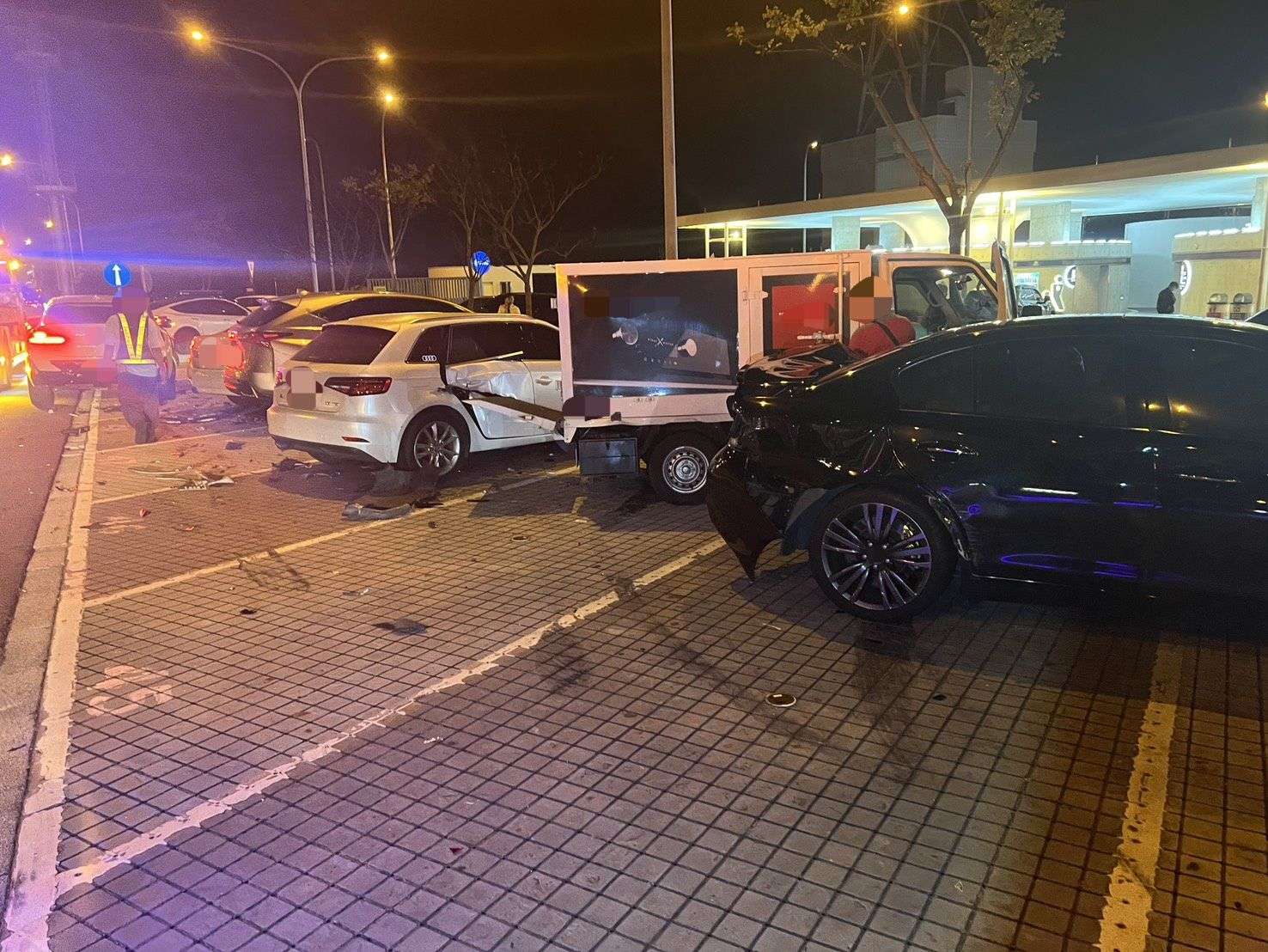 楊梅休息站又傳車禍 他擦撞6車受傷送醫 896305 0