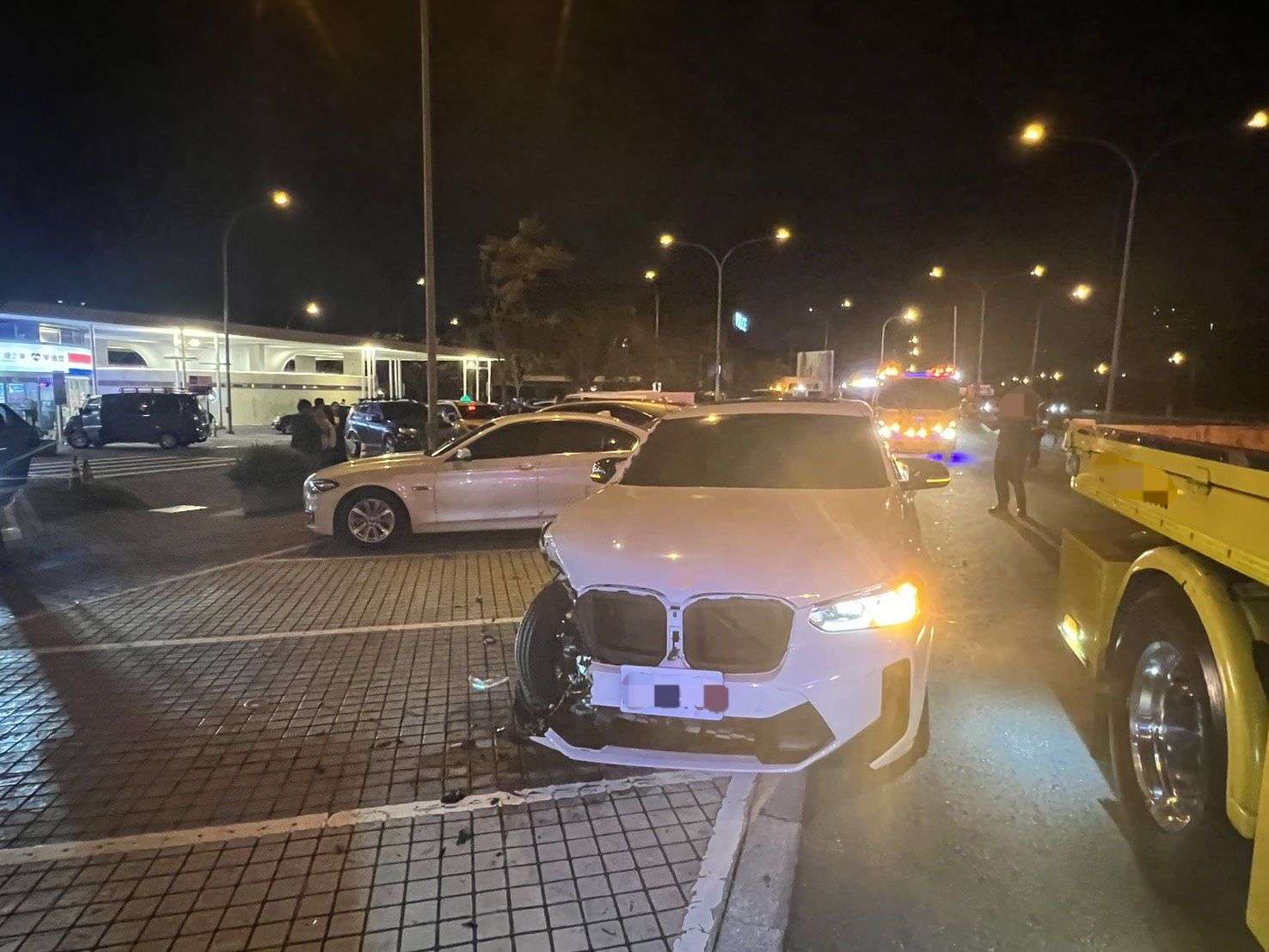 楊梅休息站又傳車禍 他擦撞6車受傷送醫 896308 0