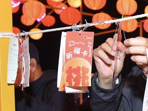 桃園民政局攜手景福宮 台灣燈會祈福卡心願隨祥煙升空 C46D1929 FBFF 40D1 B282 8F455676890A