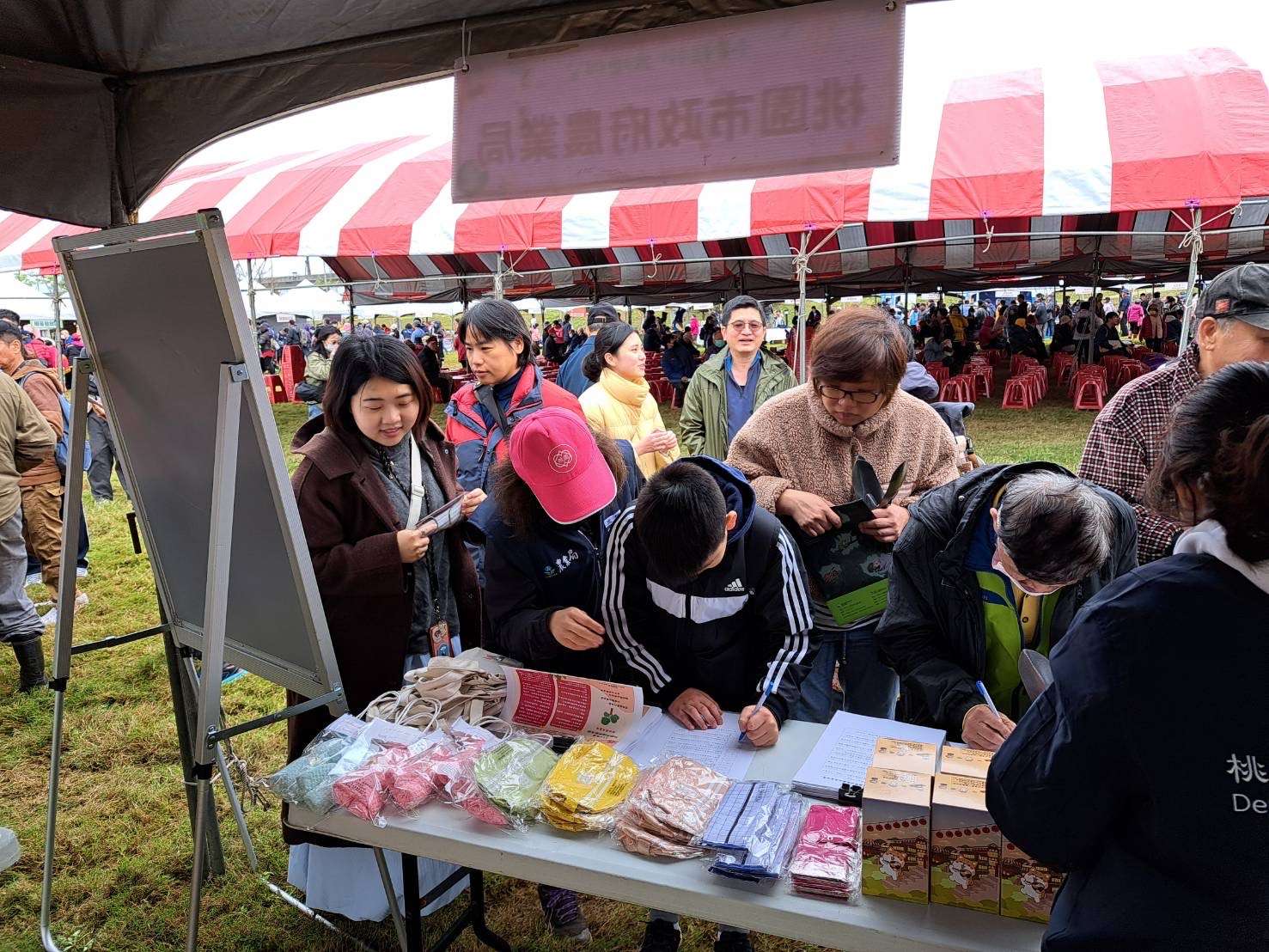 桃園植樹節活動熱鬧登場 張善政攜手女性青農共栽梔子花 IMG 1805