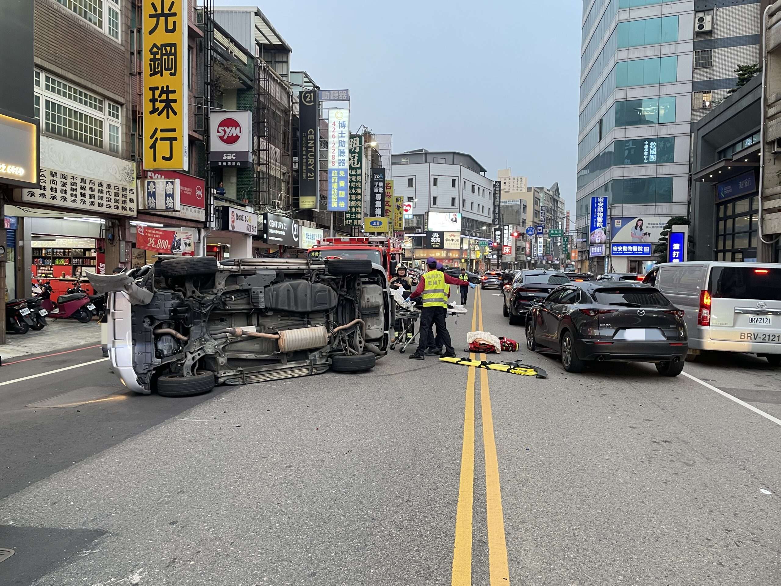 【有片】婦人失控撞2車翻覆 警民「繩子」拉車恢復通行 IMG 7171 副本 0 scaled