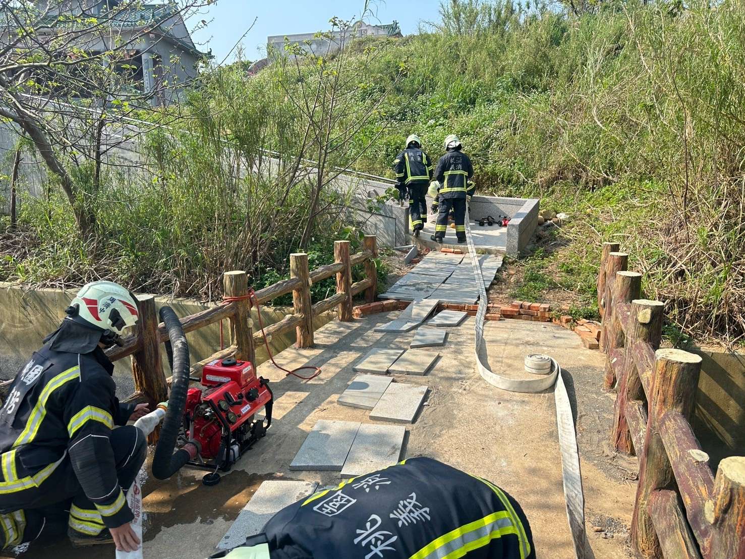 桃消富岡分隊攜手義消 辦理墓地火警演練 LINE ALBUM 2025324 250324 910 0