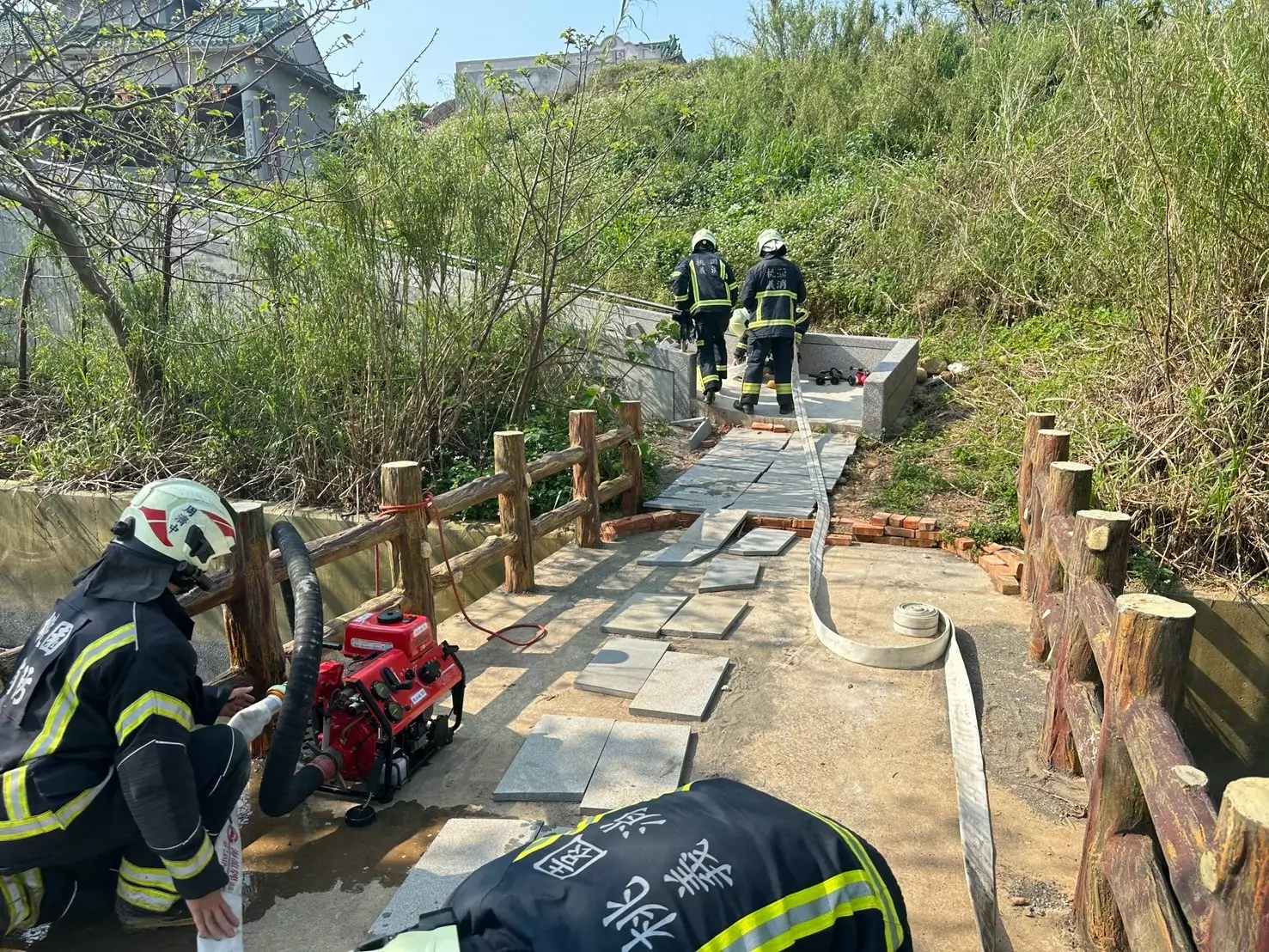 桃消富岡分隊攜手義消 辦理墓地火警演練 LINE ALBUM 2025324 250324 910 0