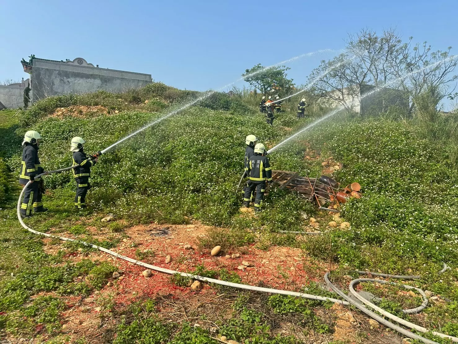 桃消富岡分隊攜手義消 辦理墓地火警演練 桃消富岡分隊攜手義消 辦理墓地火警演練