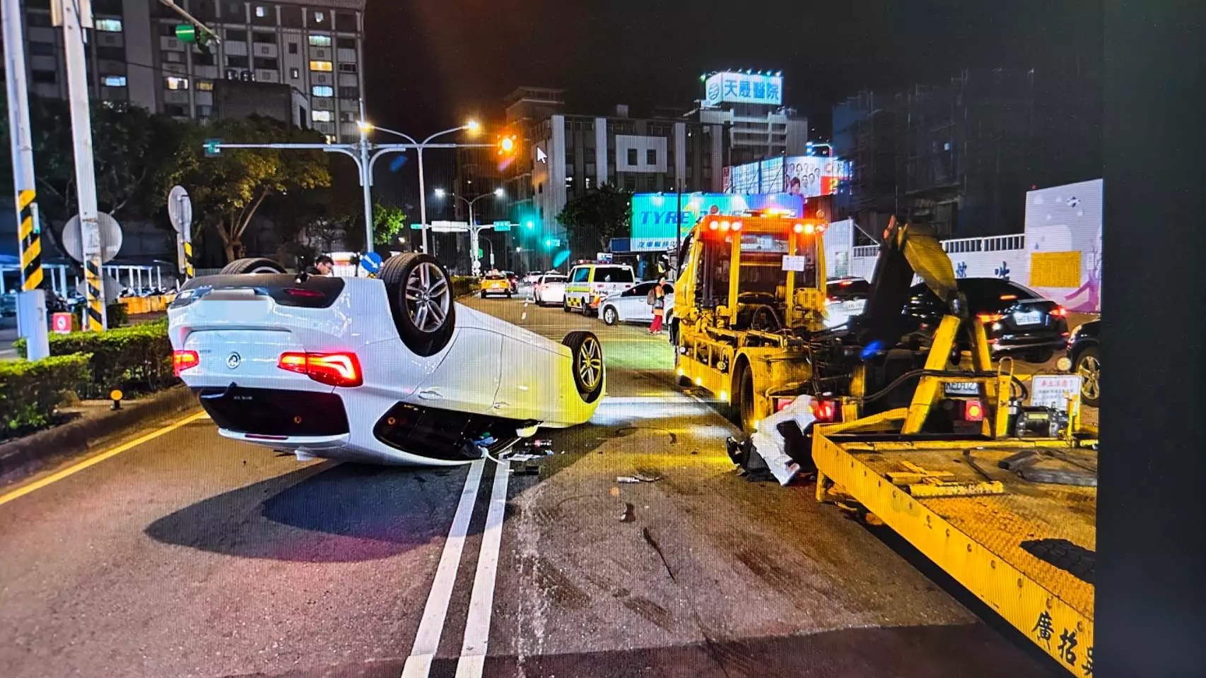 中壢小客車碰撞拖吊車!整輛「倒頭栽」慘況曝 中壢小客車碰撞拖吊車!整輛「倒頭栽」慘況曝