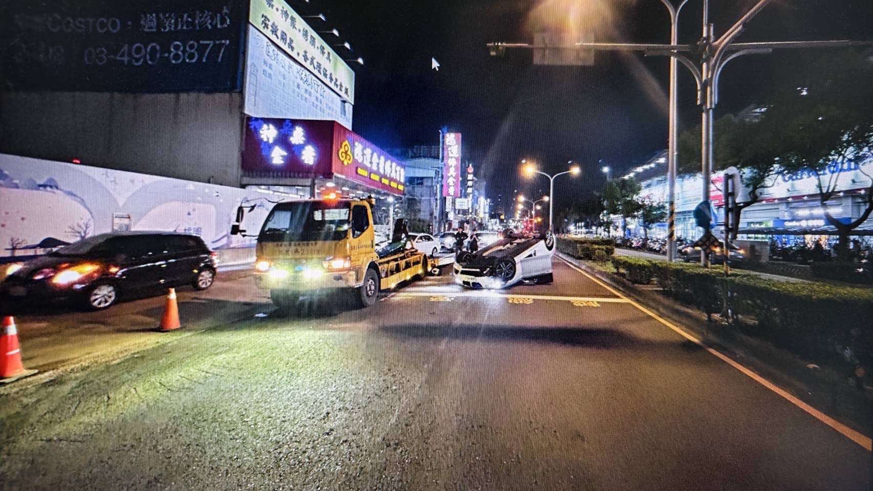 中壢小客車碰撞拖吊車!整輛「倒頭栽」慘況曝 S 12378205 0