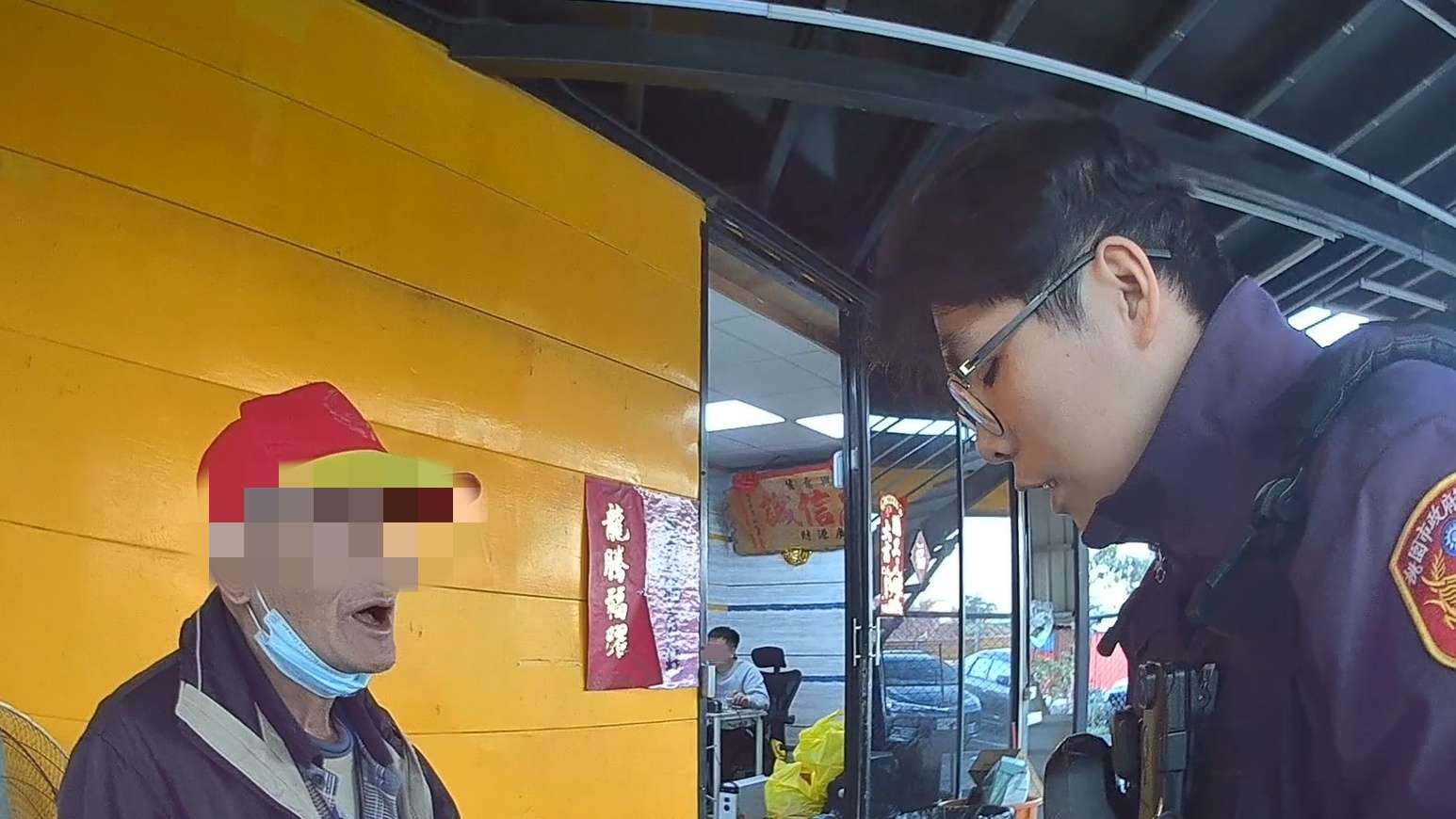 7旬翁呆坐二手車行 壢警暖心助返家 S 12386311 0