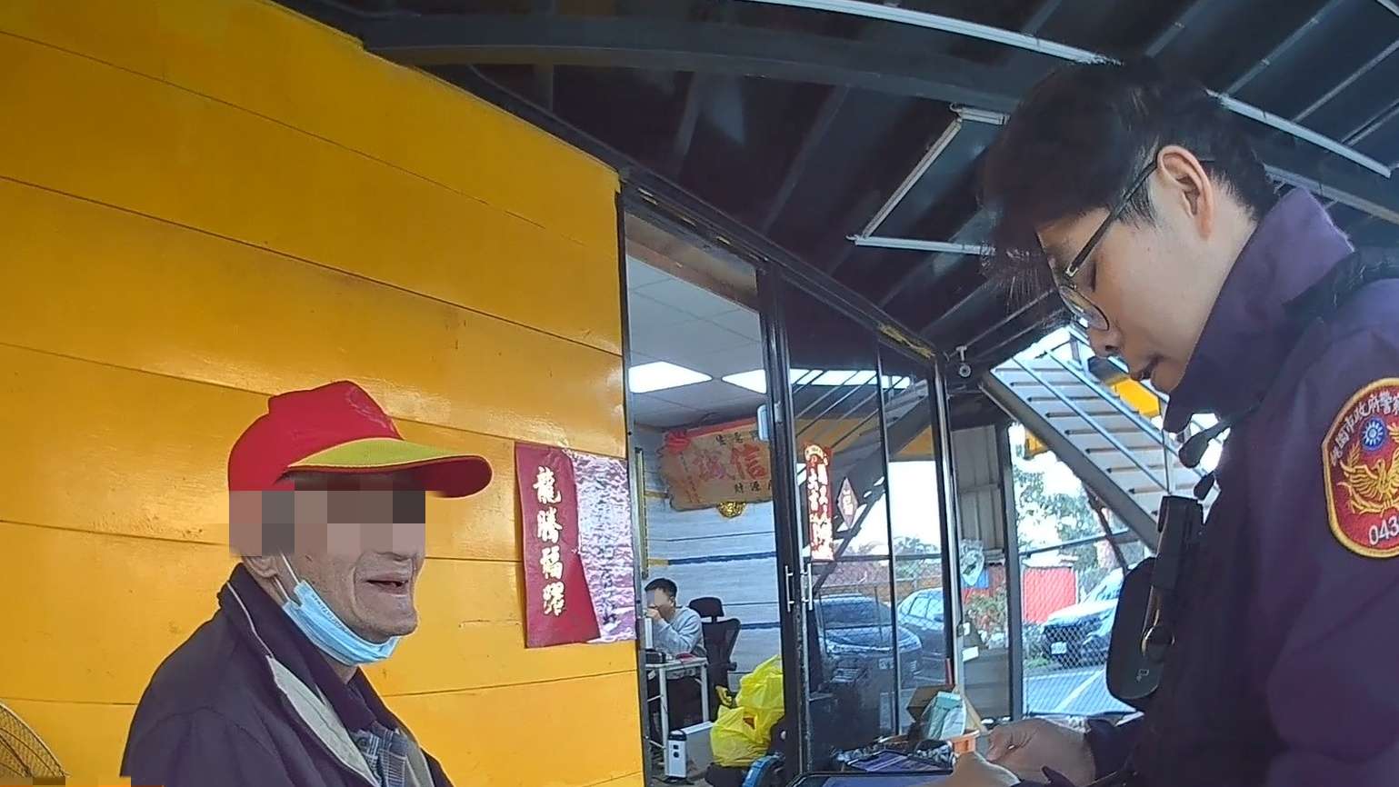7旬翁呆坐二手車行 壢警暖心助返家 S 12386313 0