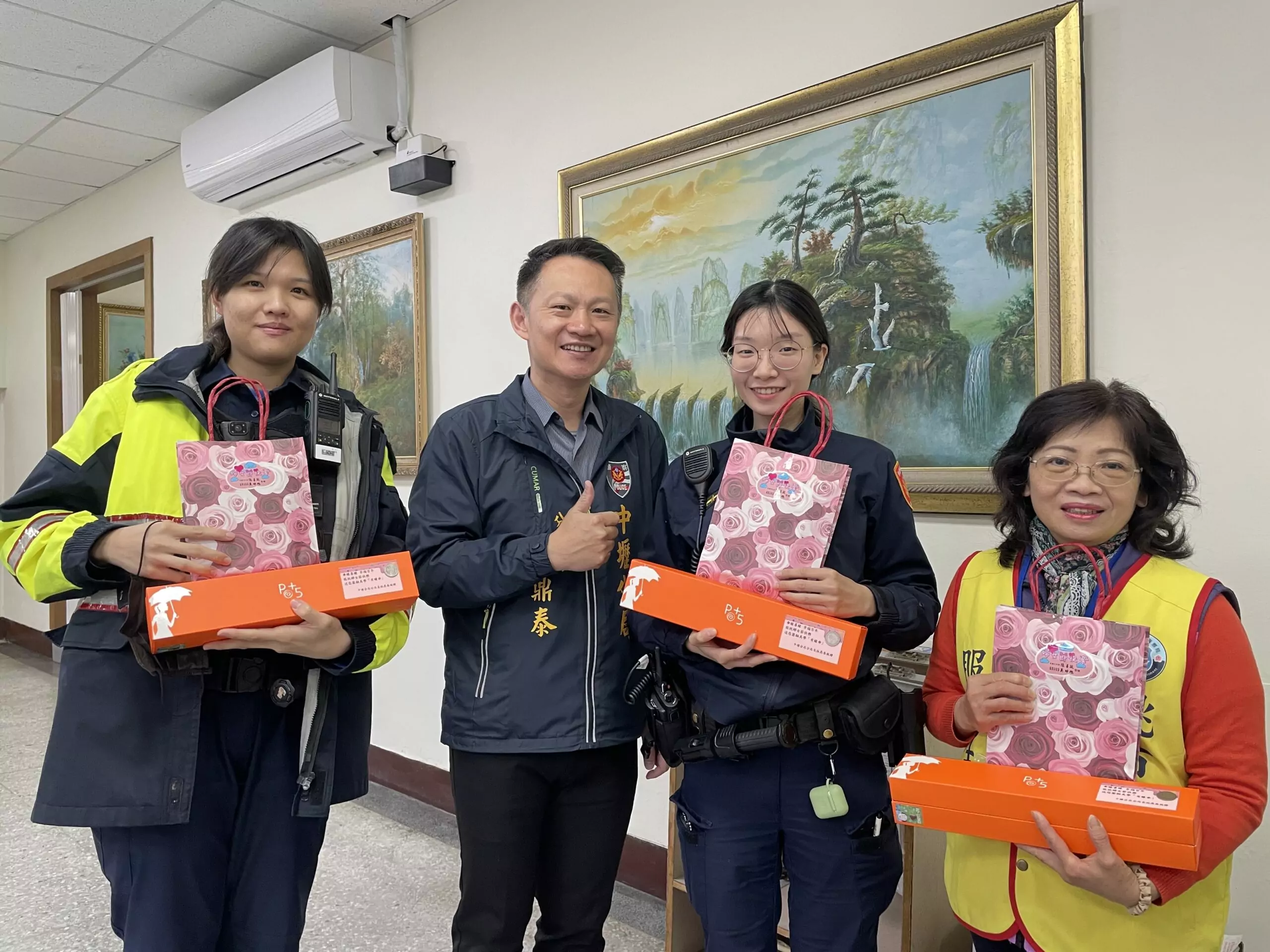 壢警歡慶38婦女節 分局長林鼎泰送女警這暖心禮物 壢警歡慶38婦女節 分局長林鼎泰送女警這暖心禮物