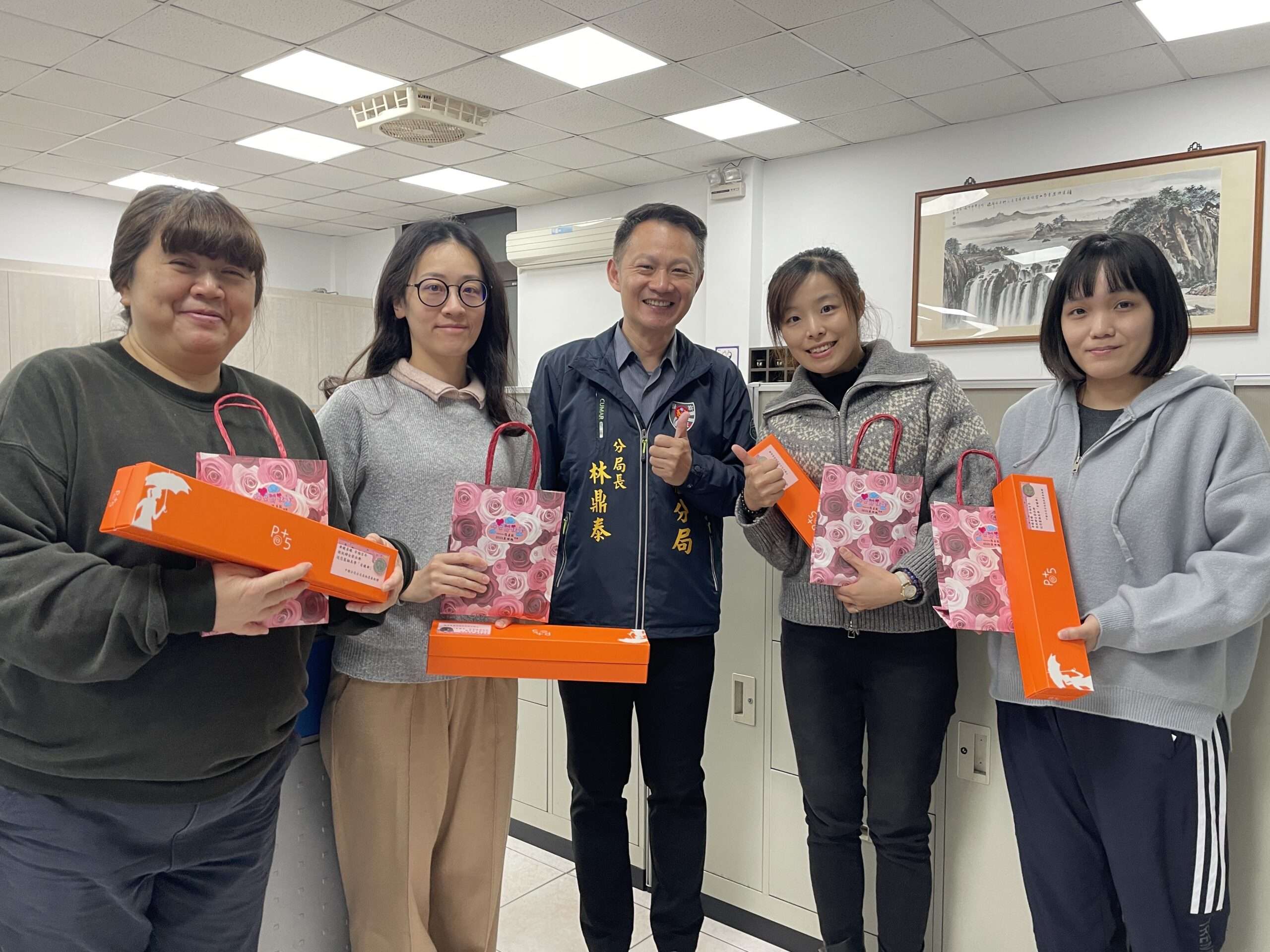壢警歡慶38婦女節 分局長林鼎泰送女警這暖心禮物 S 12452011 0 scaled