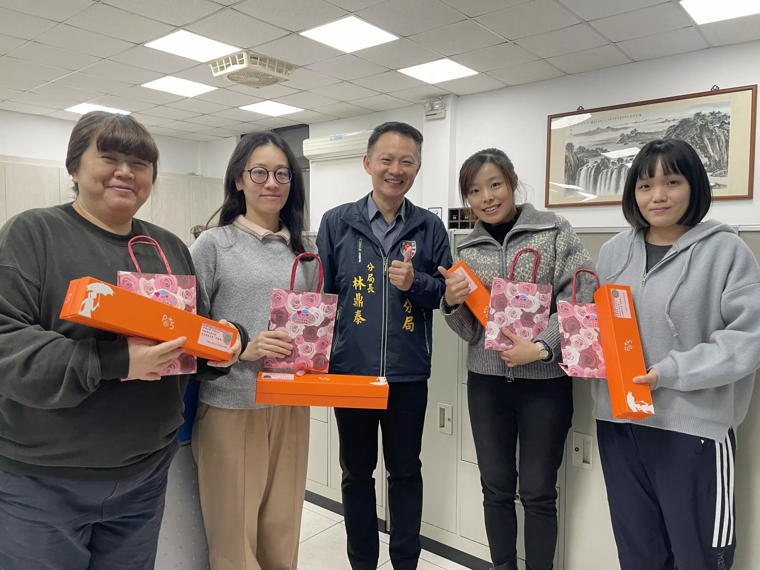 壢警歡慶38婦女節 分局長林鼎泰送女警這暖心禮物 S 12452011 0 scaled