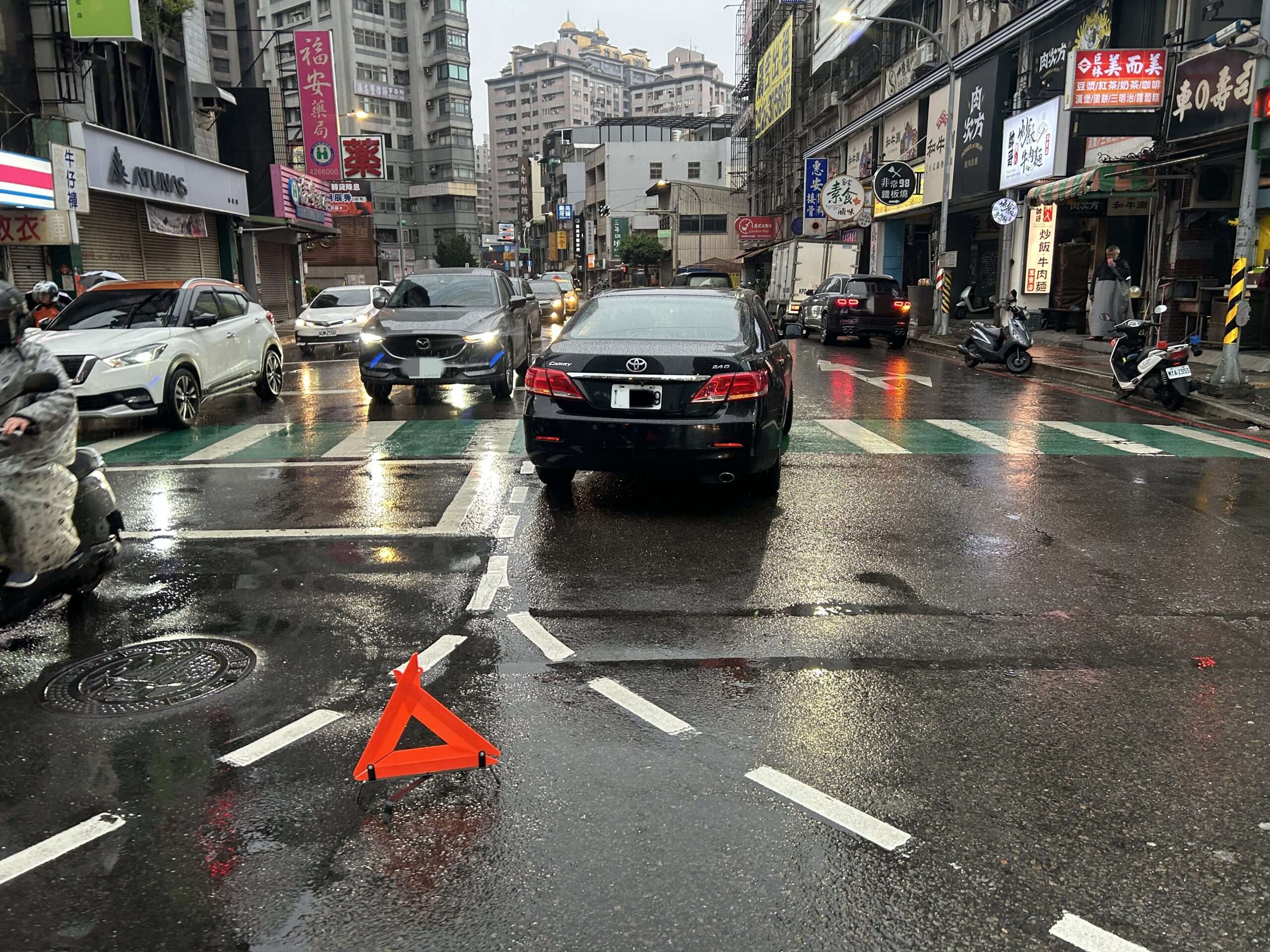 【有片】驚險!中壢轎車左轉釀禍 2姊妹慘遭撞倒 S 12460052 0 scaled