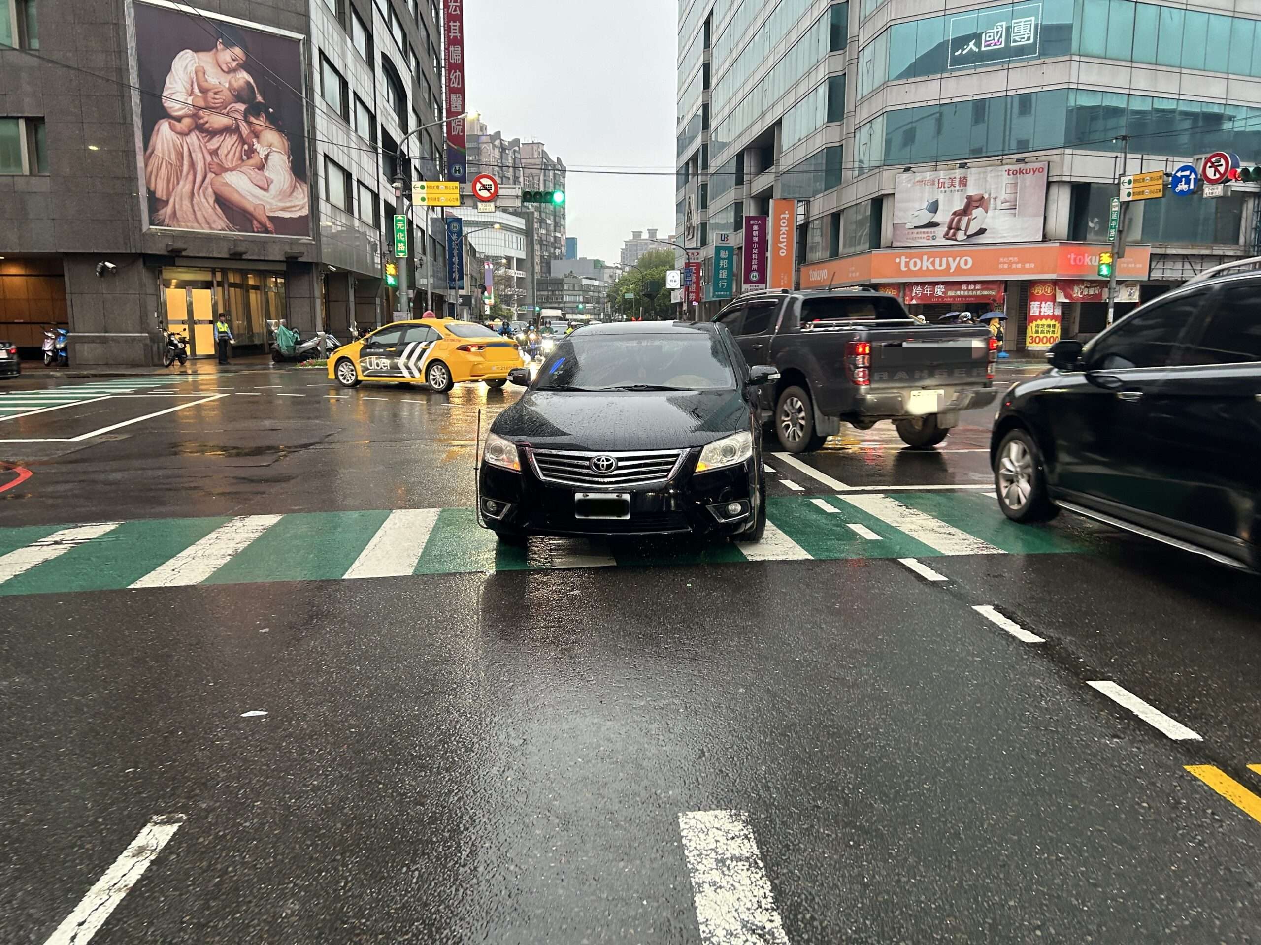 【有片】驚險!中壢轎車左轉釀禍 2姊妹慘遭撞倒 S 12460053 0 scaled
