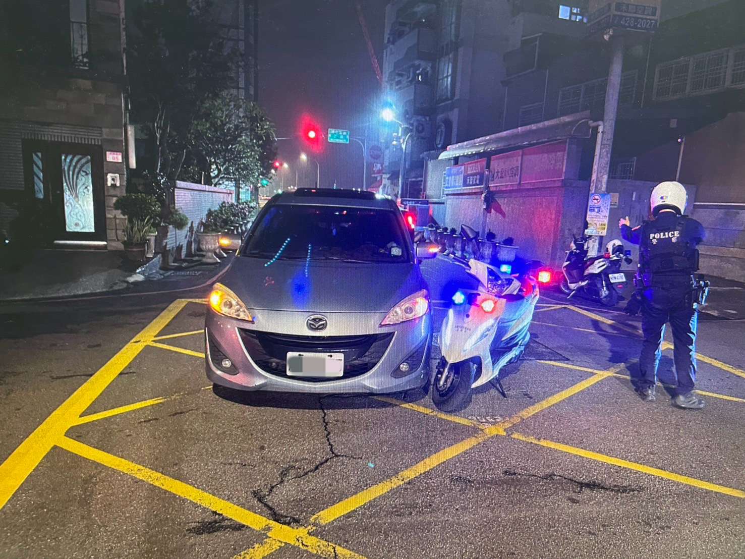 中壢警用機車、民車路口碰撞 事故原因待查 S 12533883 0