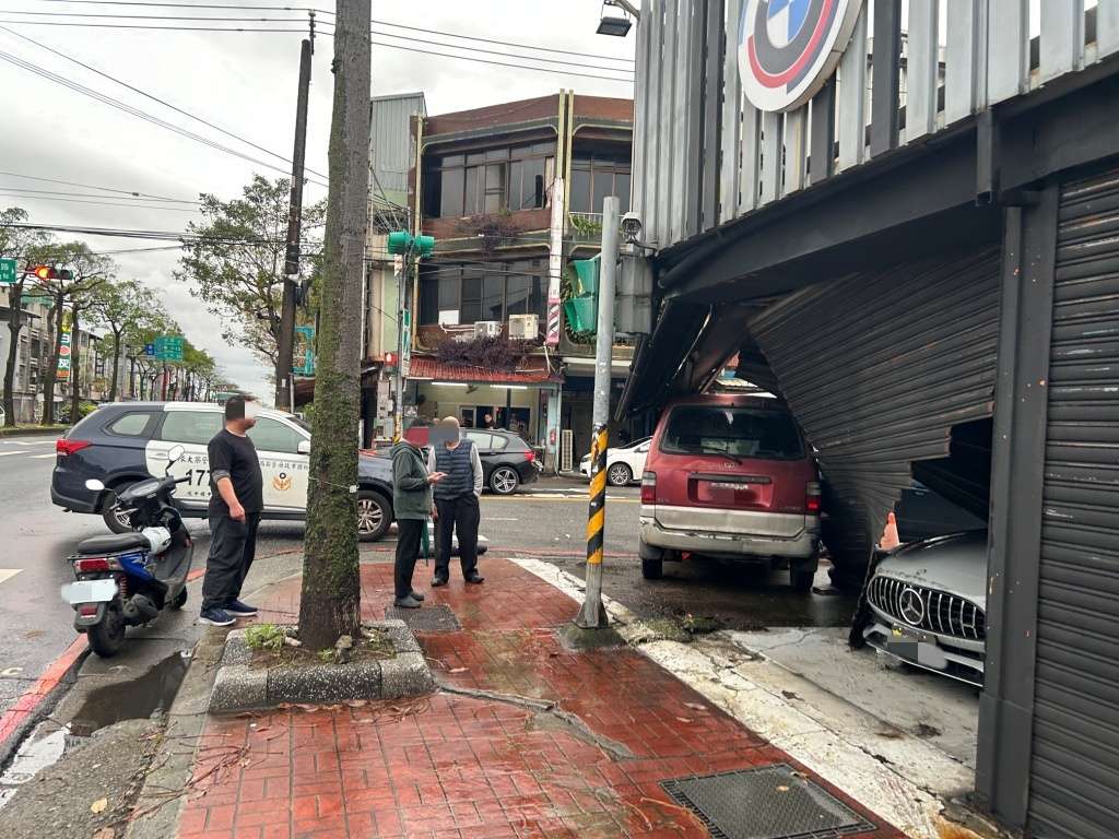 7旬翁駕駛小客貨車失控 中古車行鐵捲門被撞破 S 12558553 0