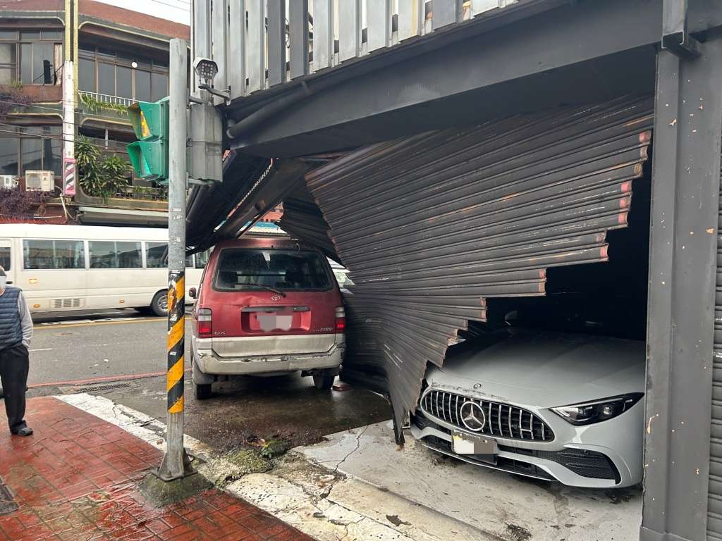 7旬翁駕駛小客貨車失控 中古車行鐵捲門被撞破 S 12558557 0