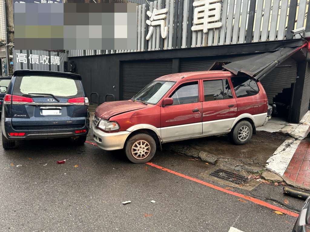 7旬翁駕駛小客貨車失控 中古車行鐵捲門被撞破 S 12558561 055