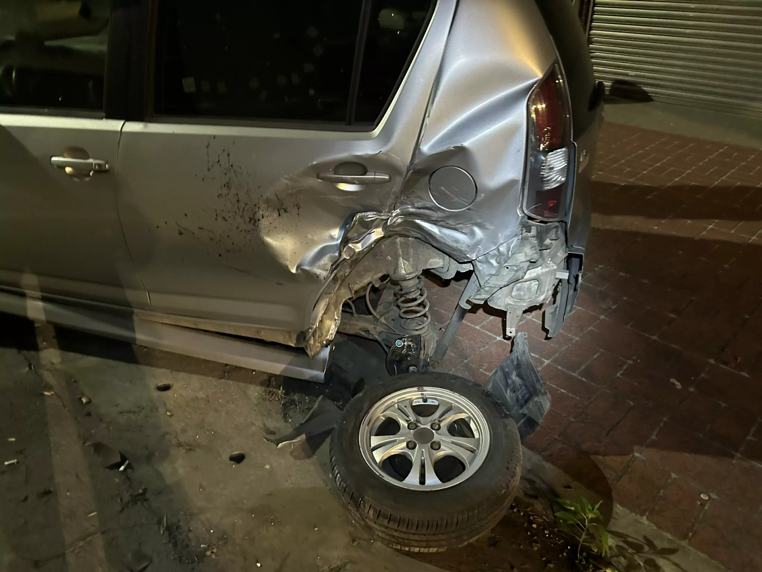 【有片】誇張!中壢男凌晨酒駕自撞 路旁1轎車13機車全遭殃 【有片】誇張!中壢男凌晨酒駕自撞 路旁1轎車13機車全遭殃