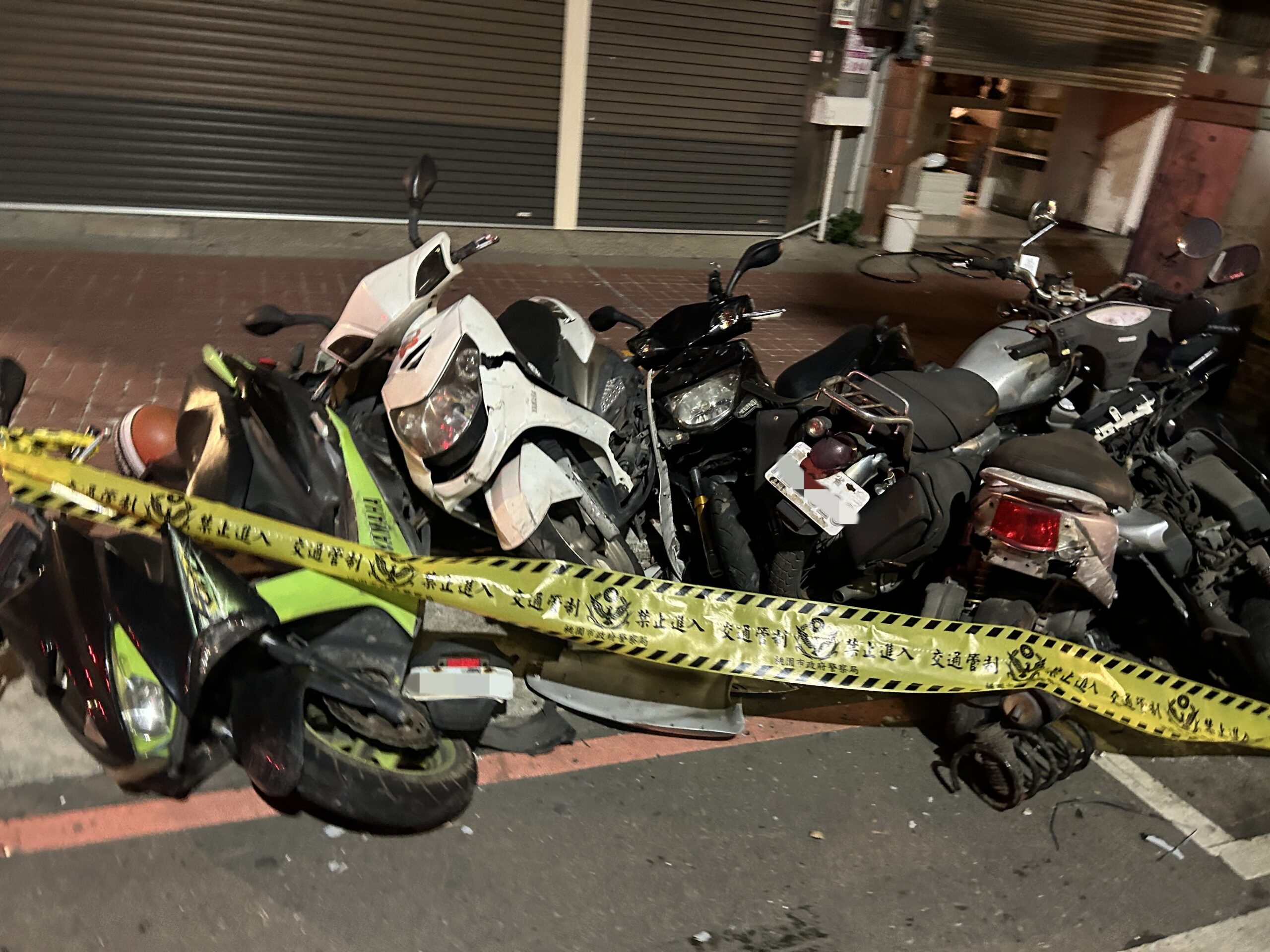 【有片】誇張!中壢男凌晨酒駕自撞 路旁1轎車13機車全遭殃 S 12582964 0 scaled