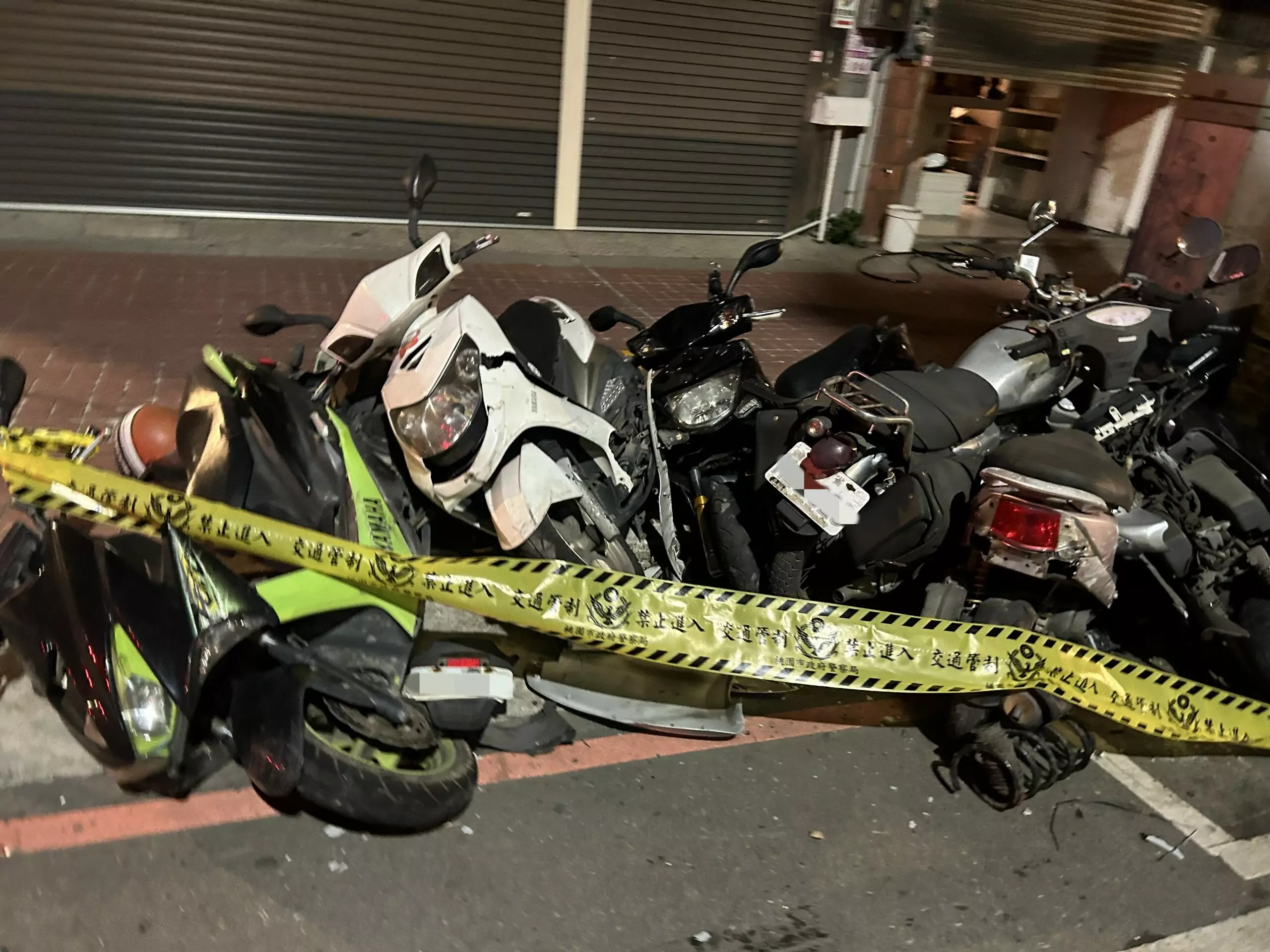 【有片】誇張!中壢男凌晨酒駕自撞 路旁1轎車13機車全遭殃 S 12582964 0 scaled