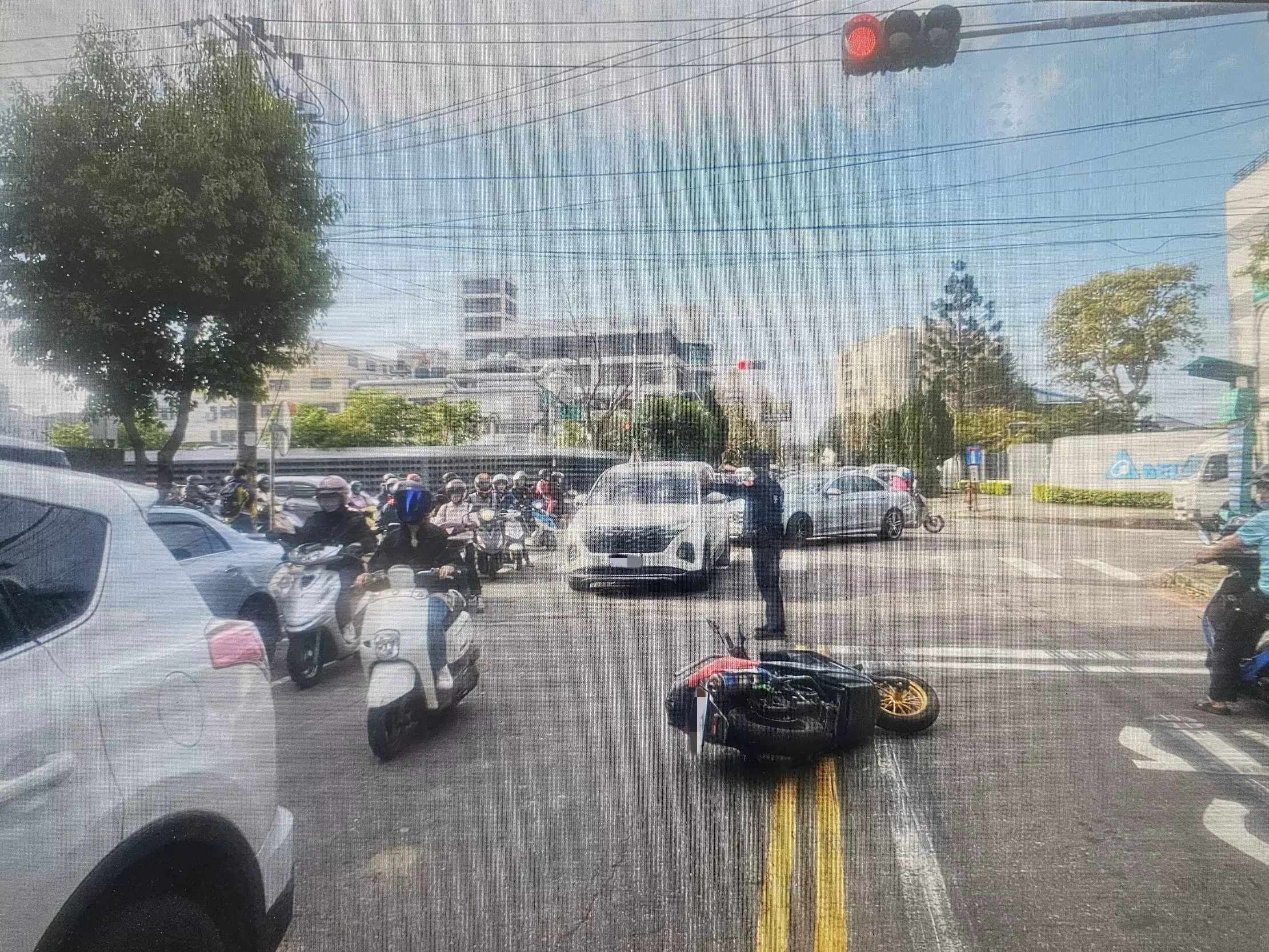 【有片】疑身體不適沿路撞3車 下秒竟直接開走 【有片】疑身體不適沿路撞3車 下秒竟直接開走