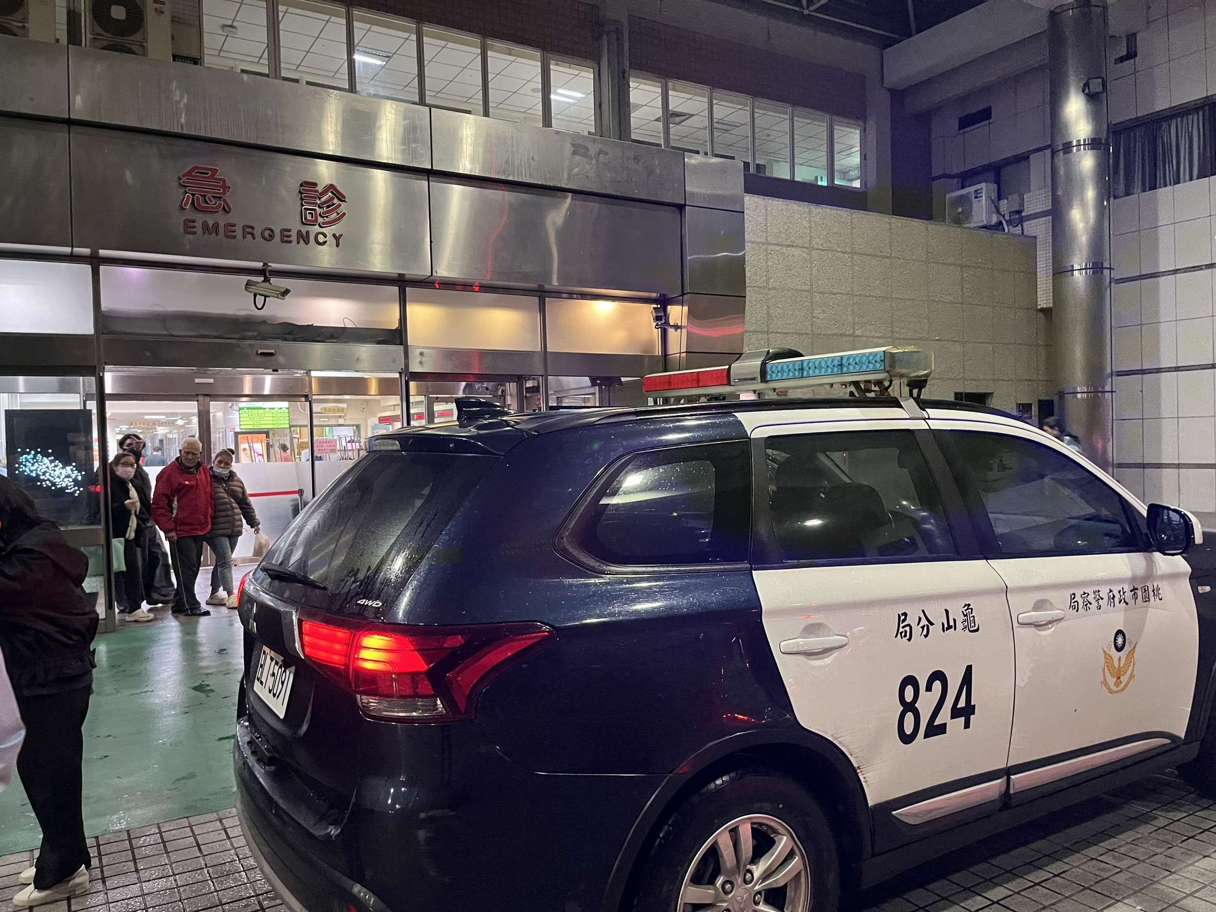 老婆喉嚨卡藥險窒息夫慌張求助 龜山警鳴笛疾駛送醫保命 S 146702344