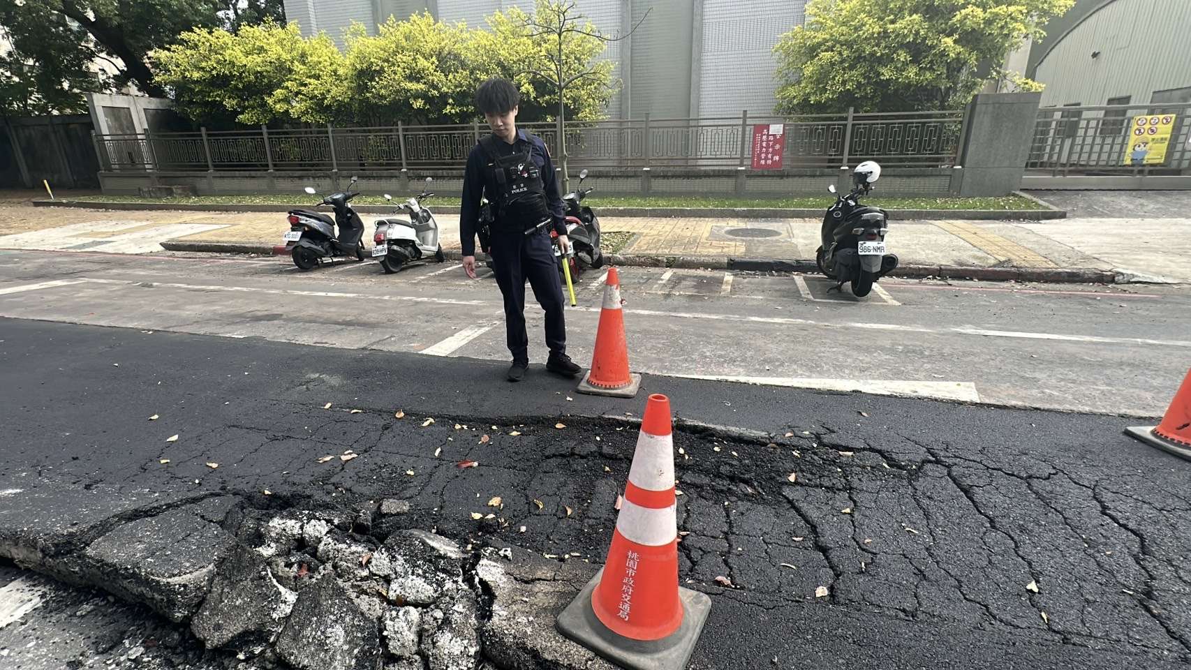 龜山文化一路地面凹陷 桃園養工處曝原因