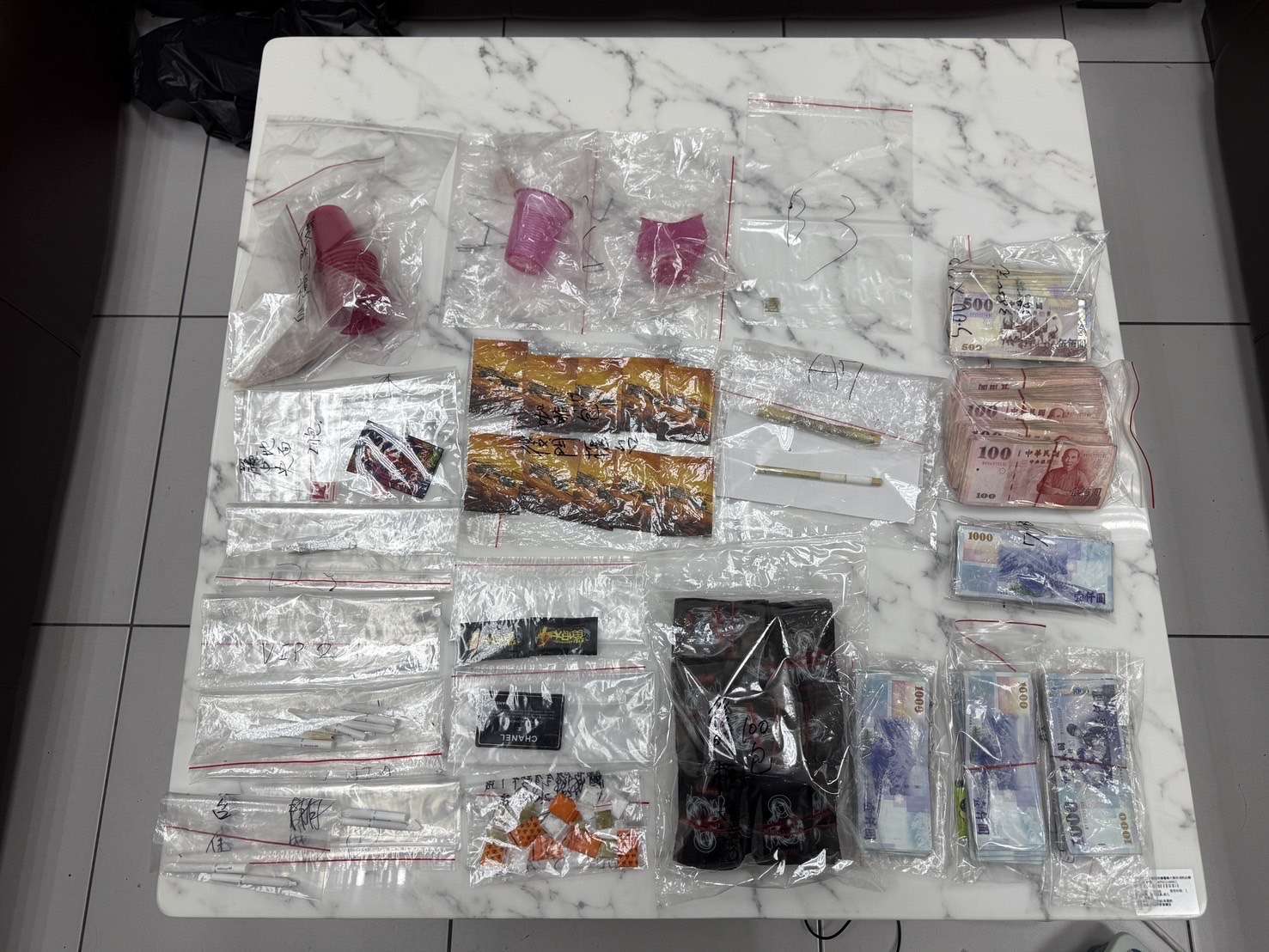 桃警跨縣市抓涉毒移工舞廳 出動3台巴士帶回138人驗尿 S 19120234 0