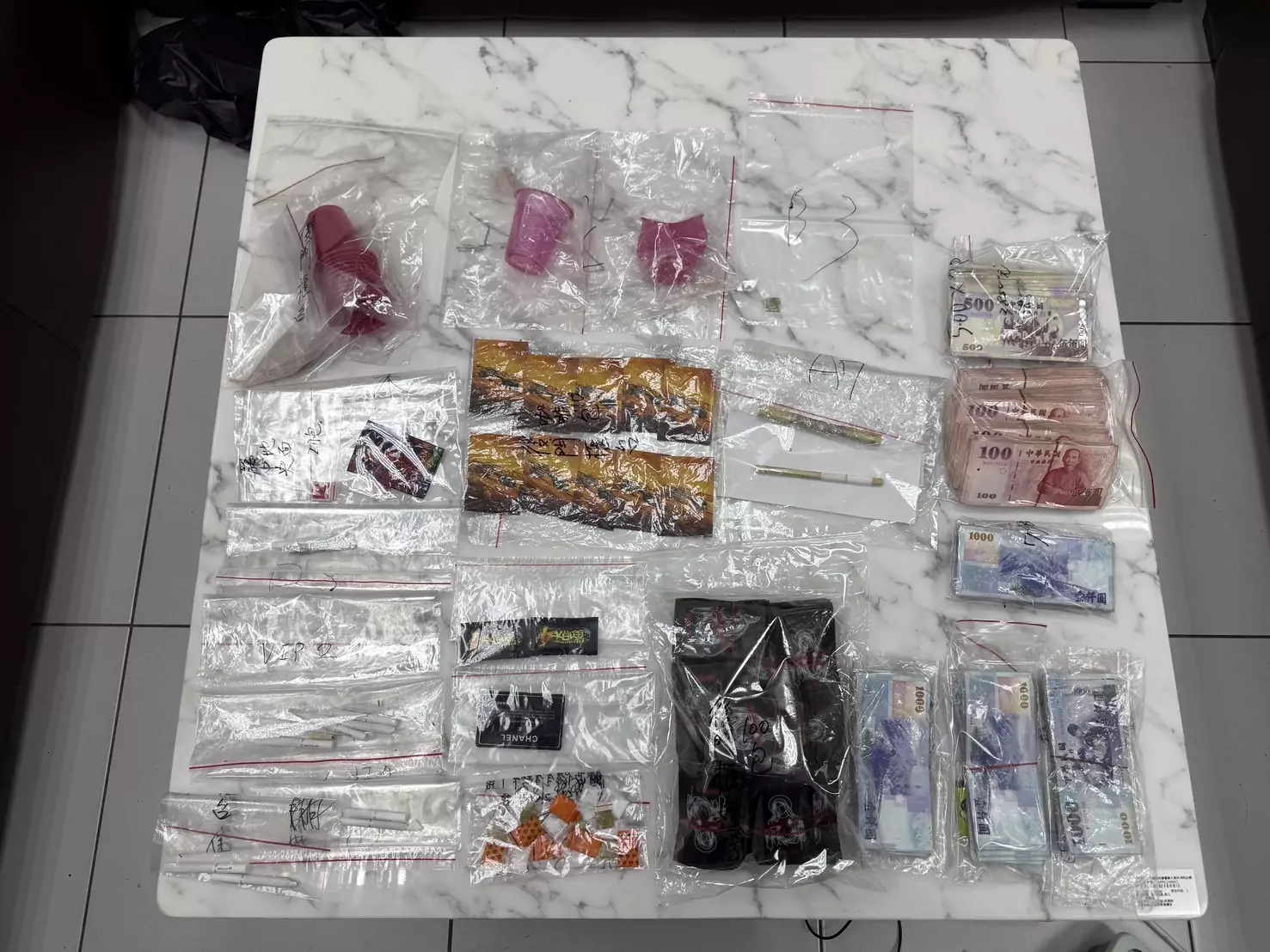 桃警跨縣市抓涉毒移工舞廳 出動3台巴士帶回138人驗尿 桃警跨縣市抓涉毒移工舞廳 出動3台巴士帶回138人驗尿