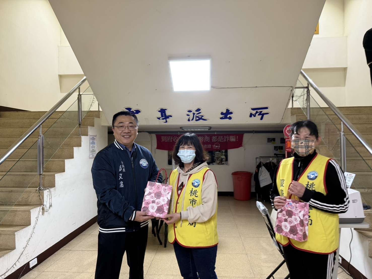 龍潭分局慶祝國際婦女節 暖送女警面膜、甜點 S 1949775 0