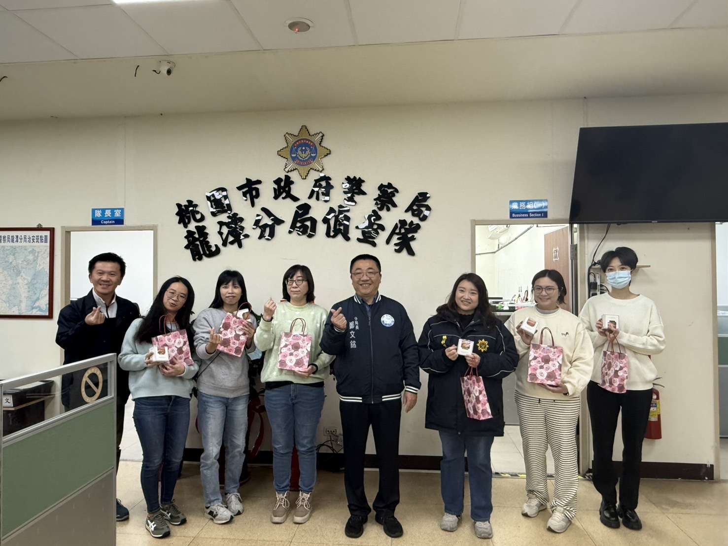 龍潭分局慶祝國際婦女節 暖送女警面膜、甜點 S 1949777 0