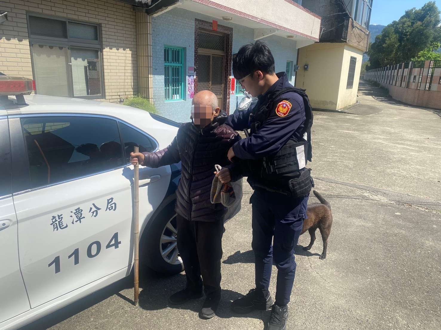 81歲失智老翁迷途街頭 龍潭警憑「這數字」助順利返家 S 2203658 0