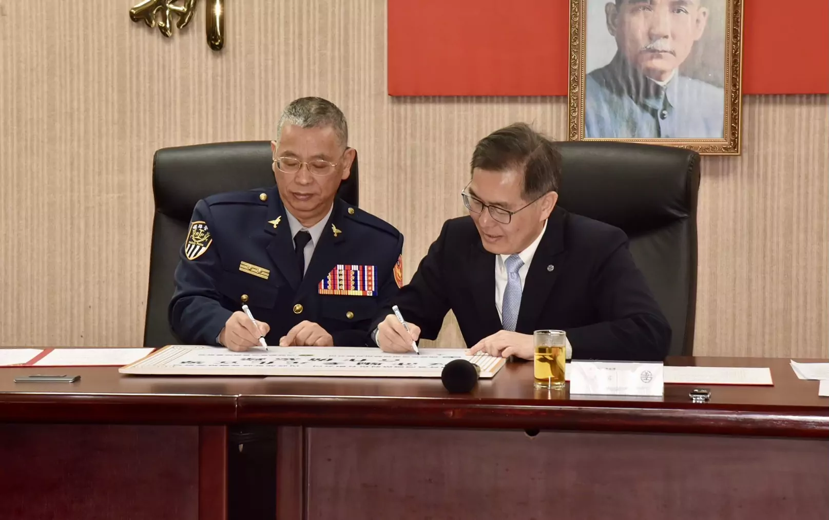 台鐵、鐵警局攜手強化反詐宣導能量 共築旅客安全防線 台鐵、鐵警局攜手強化反詐宣導能量 共築旅客安全防線