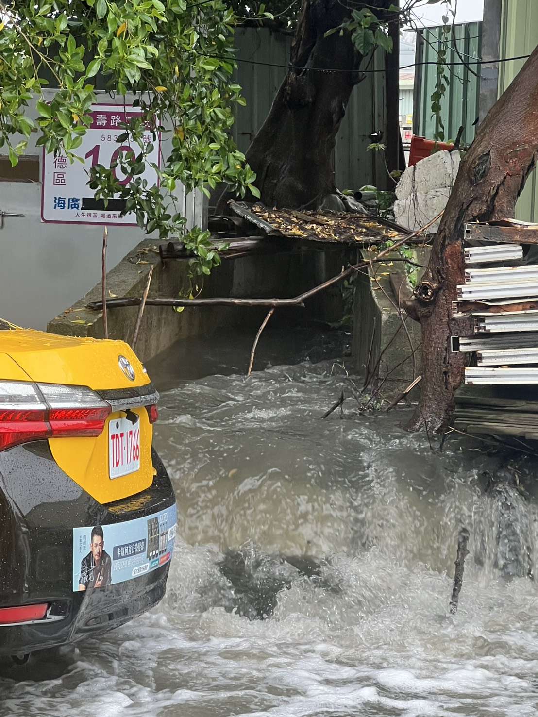 大雨狂炸桃園!八德、龜山多處淹水民眾苦不堪言 S 23601156