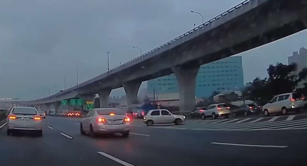 國道1號驚見小客車逆向迴轉 下場恐吊牌吃3萬6罰單 S 28966916