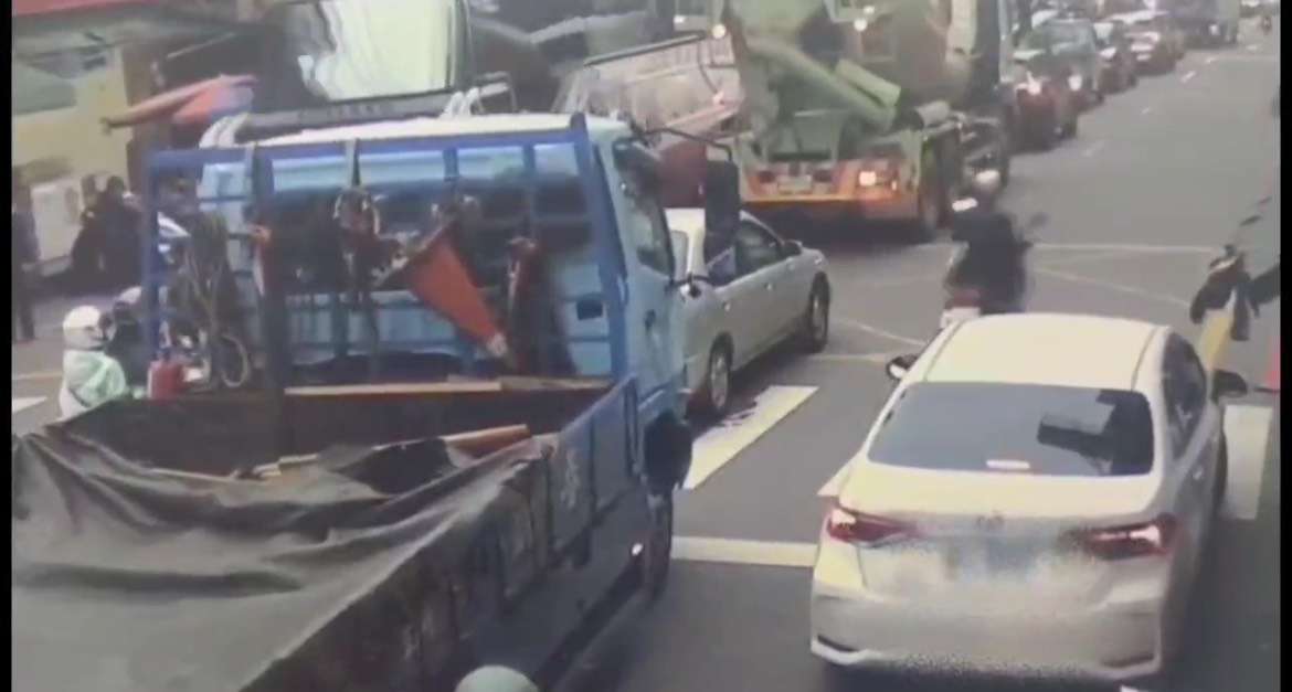 八德桃鶯路大客車與小客車碰撞 所幸無人傷 S 29179911