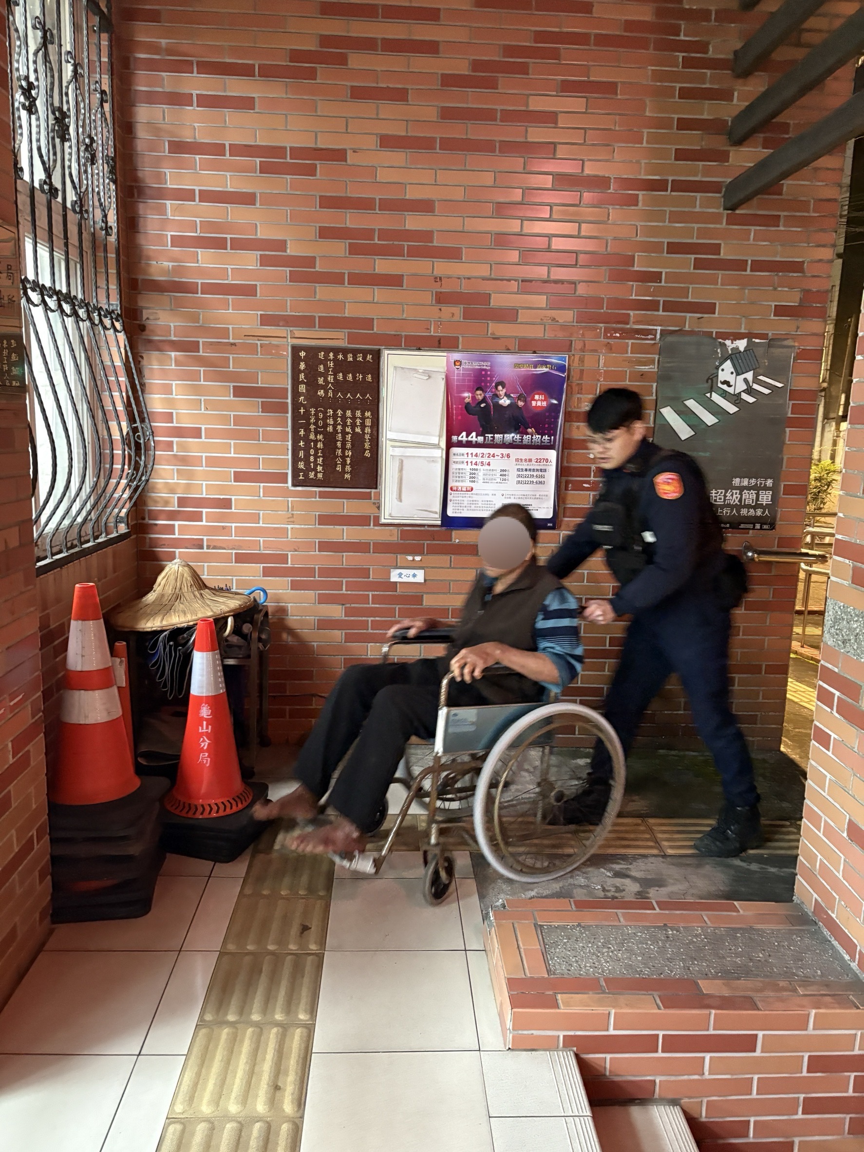 7旬翁深夜赤腳獨走街頭 龜山警靠「這招」助返家 S 377987136