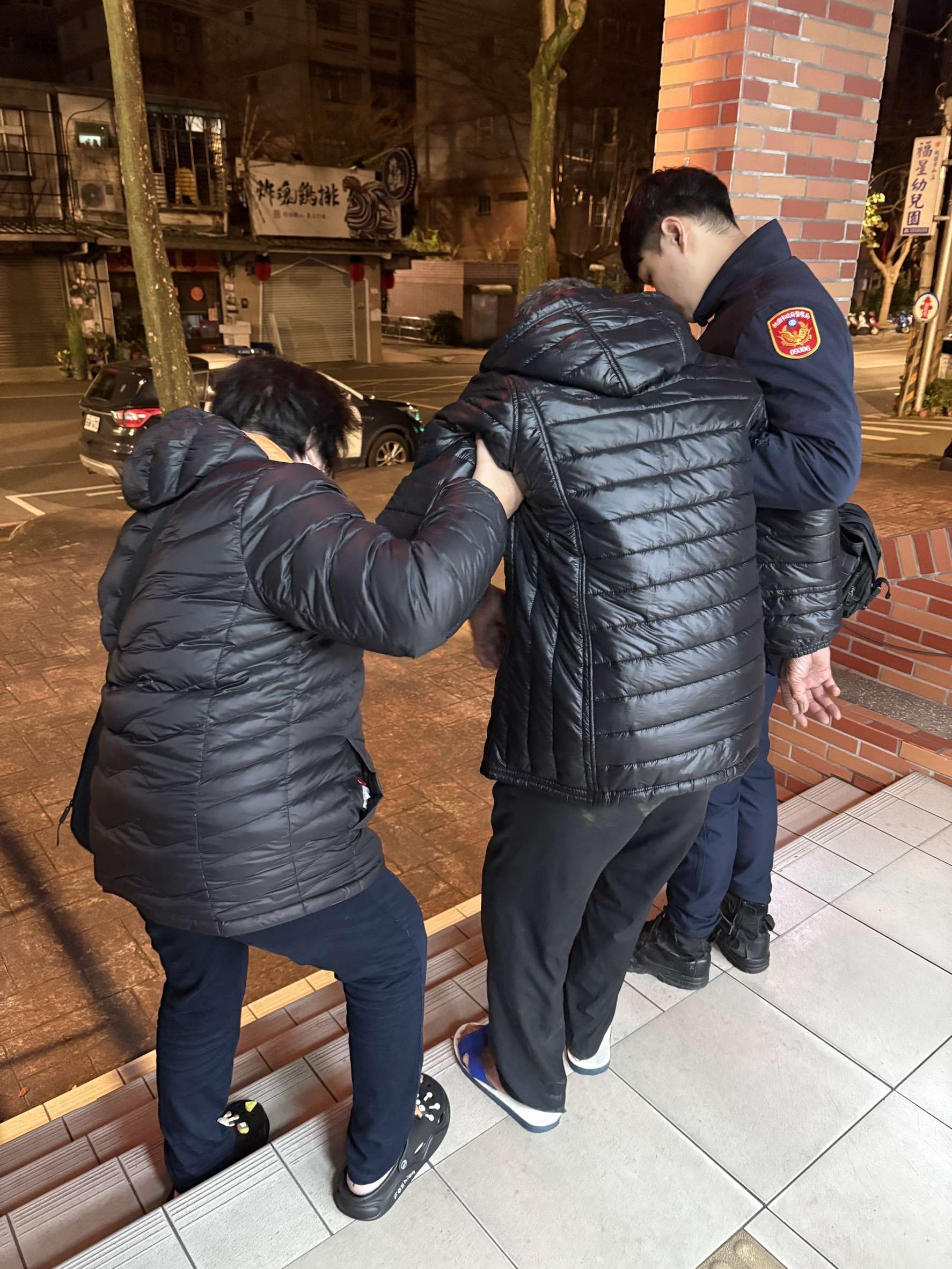 7旬翁深夜赤腳獨走街頭 龜山警靠「這招」助返家 S 377987137