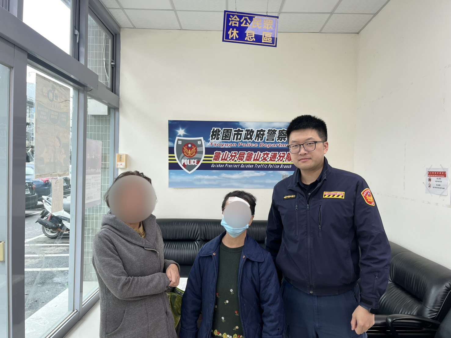 七旬婦外出跌倒撞破頭 龜山警暖心助返家 S 378953734