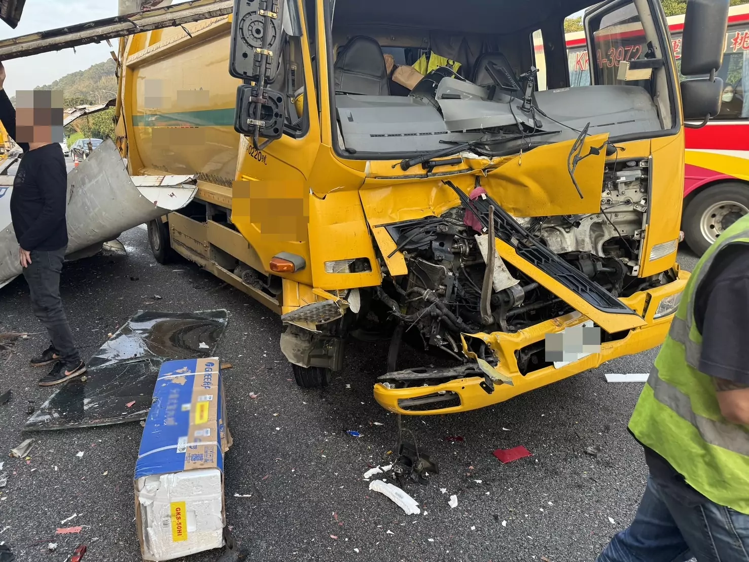 車頭撞爛!國1桃園段4車連環撞 事故原因待查 車頭撞爛!國1桃園段4車連環撞 事故原因待查
