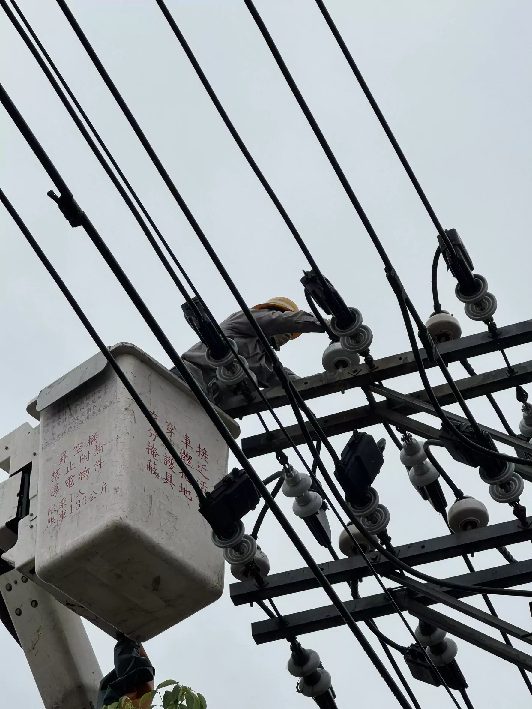 八德2143戶停電 電線桿竄火煙畫面曝 S 56999984 0