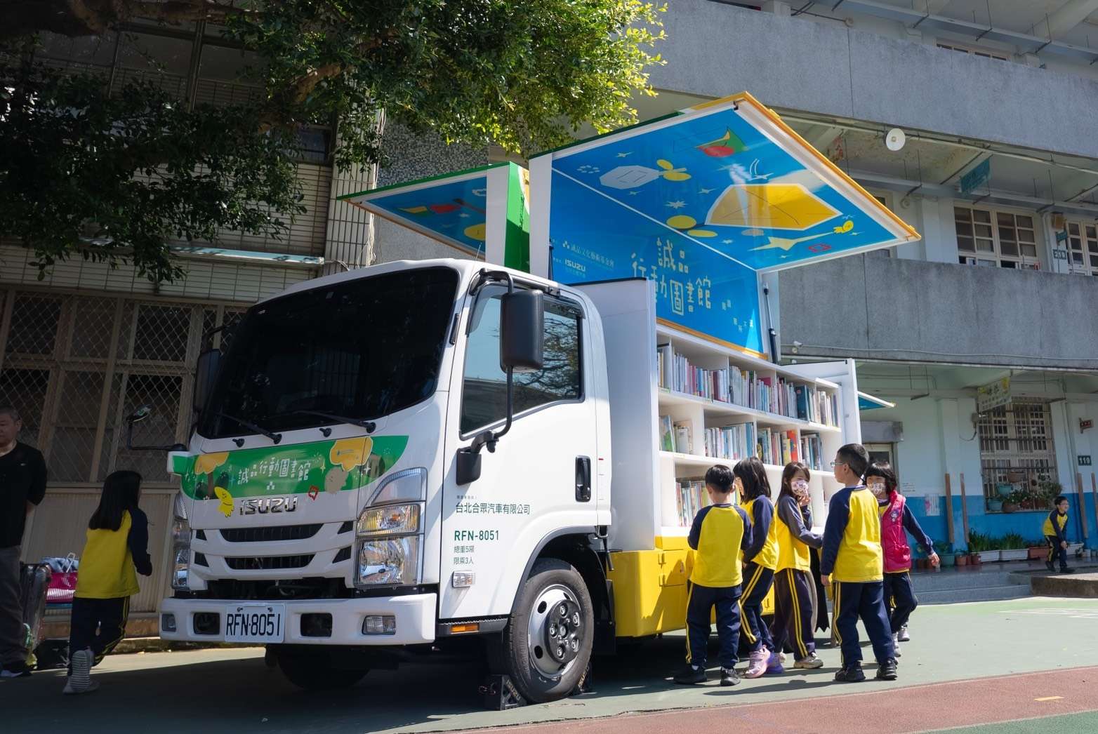 ISUZU台北合眾汽車推廣閱讀教育 打造彩繪書車「行動圖書館」 3月全新啟航 S 60678183
