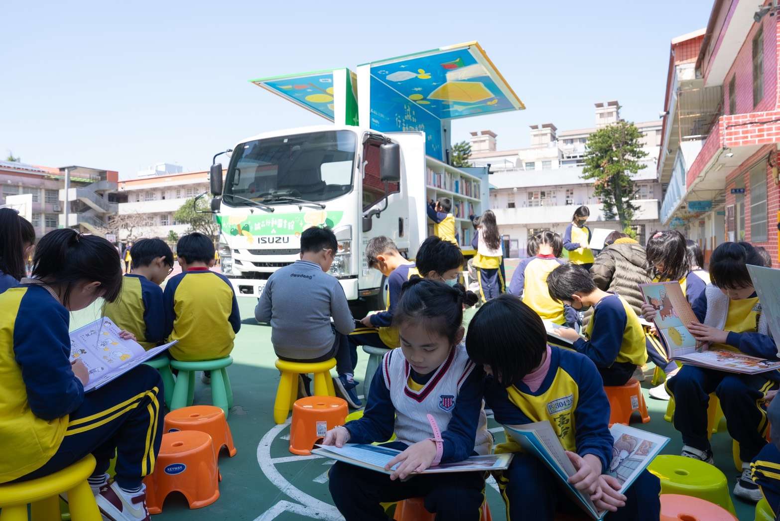 ISUZU台北合眾汽車推廣閱讀教育 打造彩繪書車「行動圖書館」 3月全新啟航 S 60678184