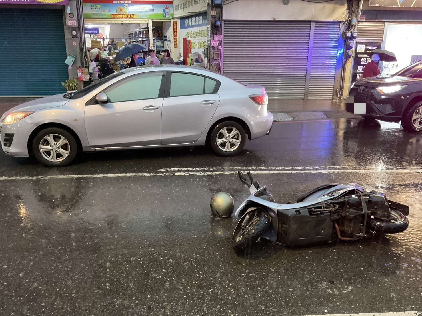 【有片】路口遭汽車擊落 女騎士倒地哀嚎畫面曝 S 61022244 0 副本 0
